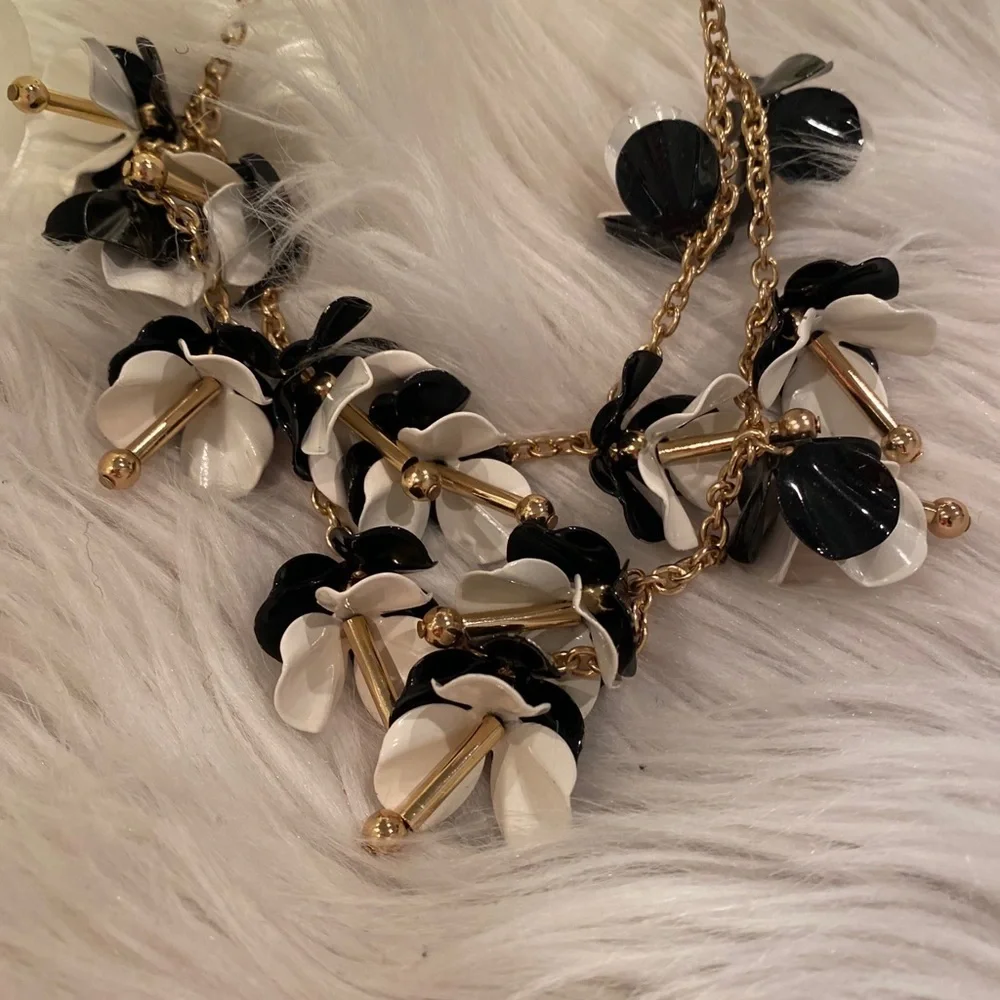 NECKLACE black/ white flowers